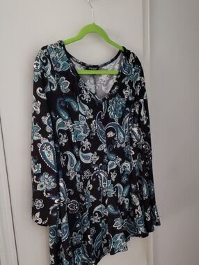 Roz & Ali Black Paisley V-Neck Tunic with Teal and White Accents